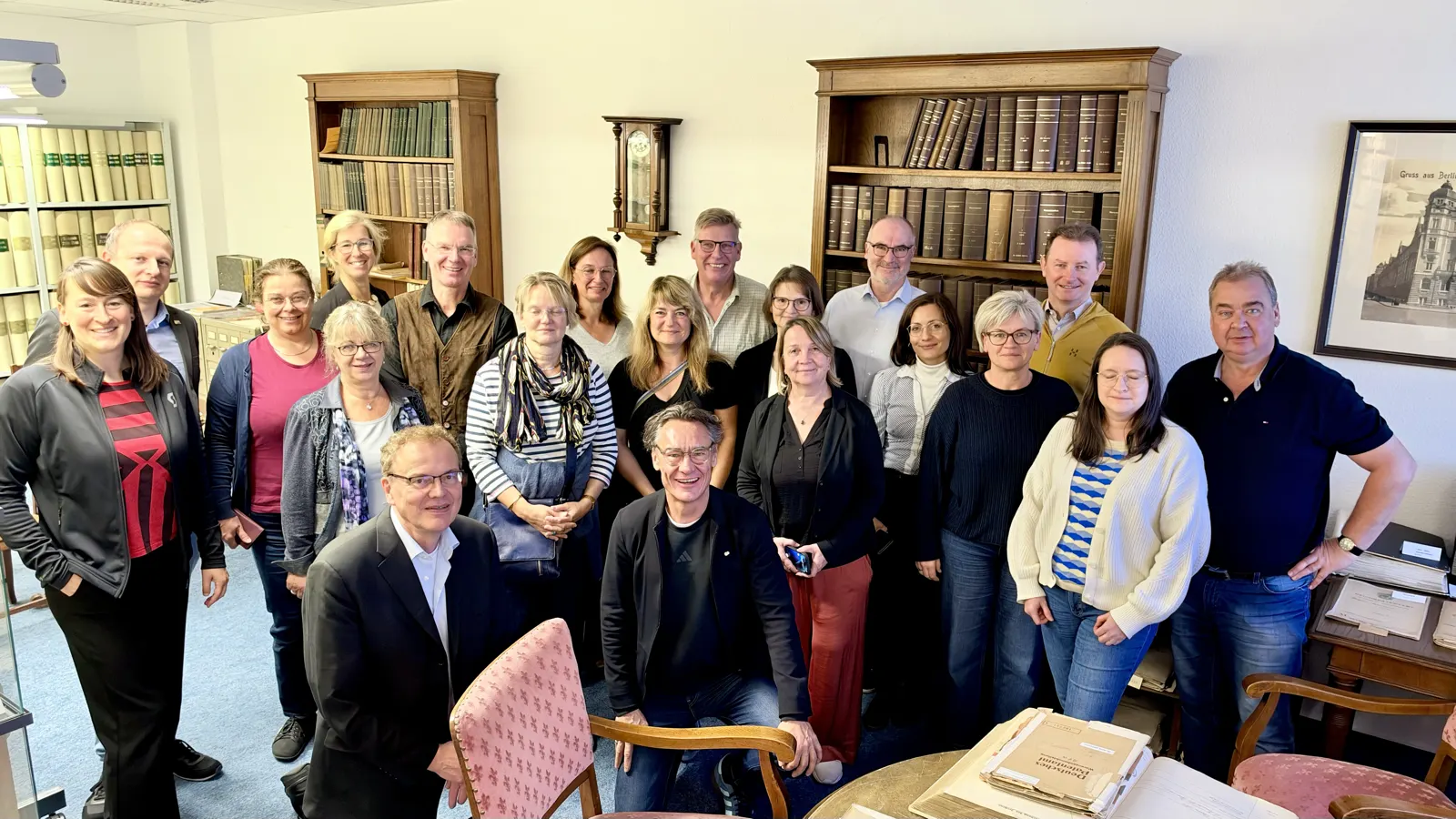 Gruppenbild in einem Raum mit historischen Bücherregalen